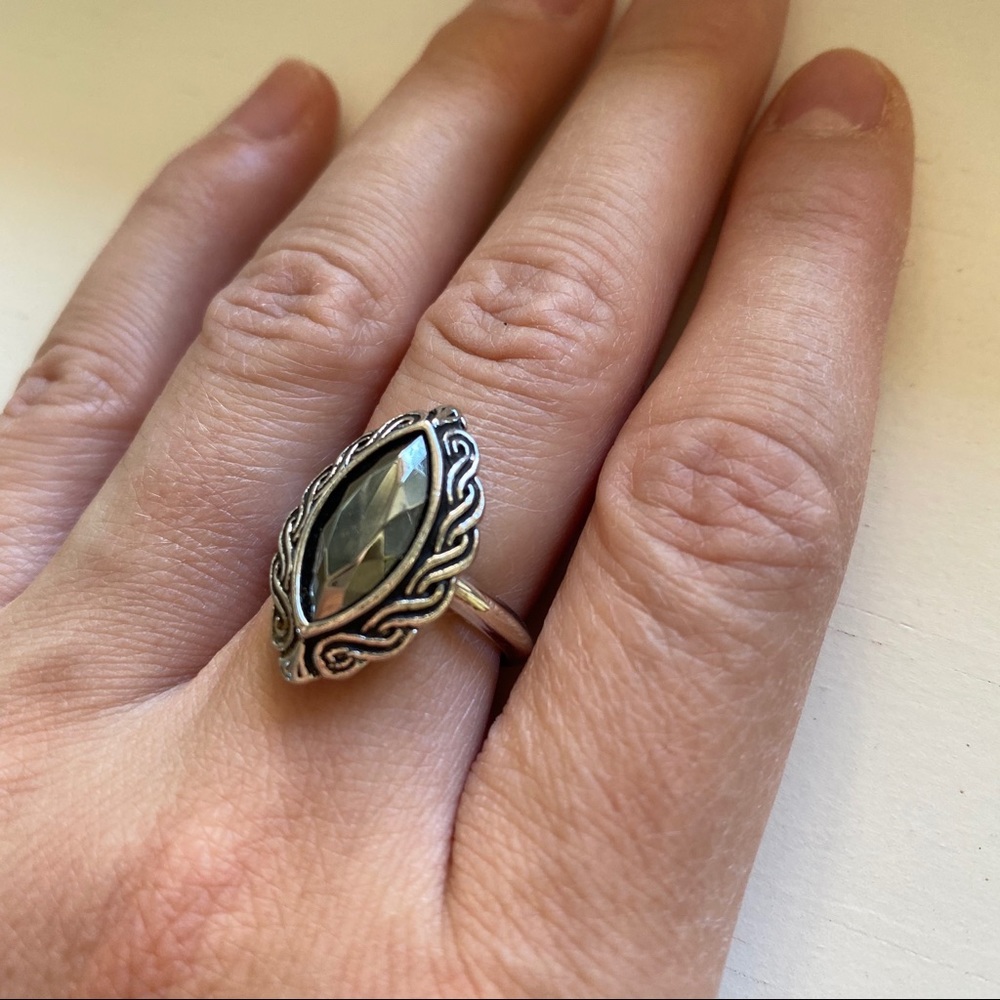 Vintage Avon silver & gray gemstone marquise ring - Picture 3 of 8